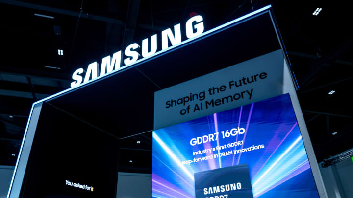 Lucros da Samsung no segundo trimestre caem pela metade e ficam abaixo do esperado Sinalização da Samsung durante a Conferência de Tecnologia de GPU da Nvidia (GTC) em San Jose, Califórnia, EUA, na quinta-feira, 20 de março de 2025. (Foto: David Paul Morris | Bloomberg | Getty Images)