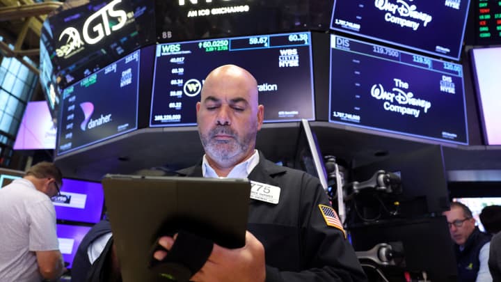 A tela exibe o logotipo da The Walt Disney Company e informações de negociação enquanto os traders trabalham no piso da Bolsa de Valores de Nova York (NYSE) na cidade de Nova York, EUA, em 17 de julho de 2025. (Foto: Brendan McDermid | Reuters)