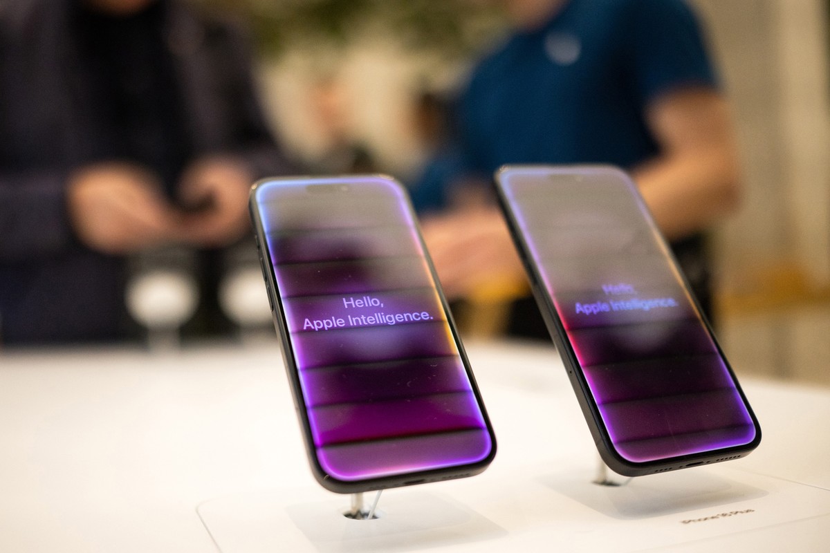 Apple é criticada por queda nas ações e falta de inovações em inteligência artificial Telas de boas-vindas de Inteligência Artificial em smartphones iPhone 16 em uma loja da Apple (Foto: Chris Ratcliffe/Bloomberg)