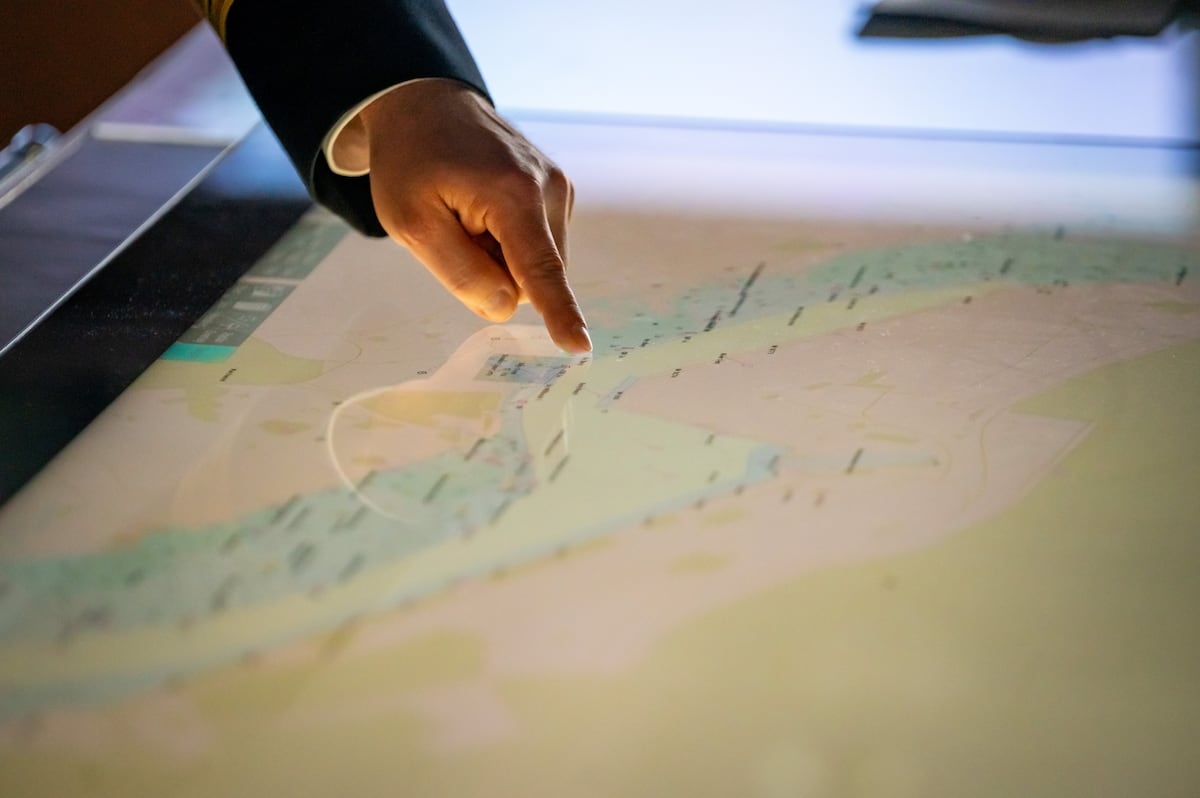 Megabuques desaparecem no mar e geram pânico entre tripulações e comércio global Uma carta náutica digital no ponte de comando de um portacontenedores alemão. (Foto: Jonas Walzberg/ (Picture alliance / Getty Images))