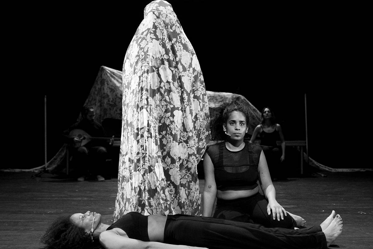 Ali Chahrour critica Israel como 'máquina de matar' no festival de Avignon Cena do espetáculo de dança 'Quand J'ai Vu la Mer', de Ali Chahrour (Foto: Lea Skayem/Divulgação)