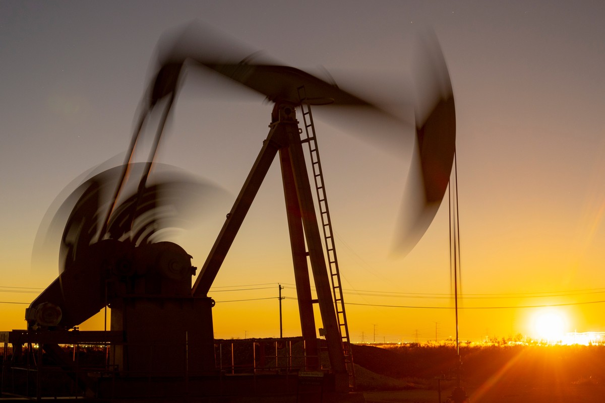 Petróleo avança após acordo entre EUA e UE e pressão sobre a Rússia Preço do petróleo avança após acordo entre UE e EUA sobre tarifas (Foto: Bloomberg)