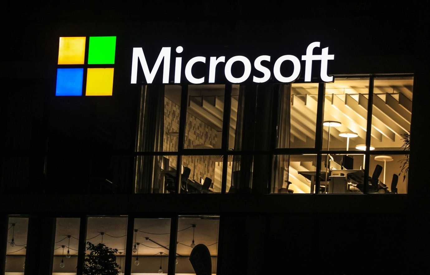 Escritores processam Microsoft por uso de livros piratas em treinamento de IA Além da Microsoft, Meta, OpenAI, Anthropic, Midjourney e Stable Diffusion já foram alvo de processos similares (Foto: Oliver Berg/Getty Images)
