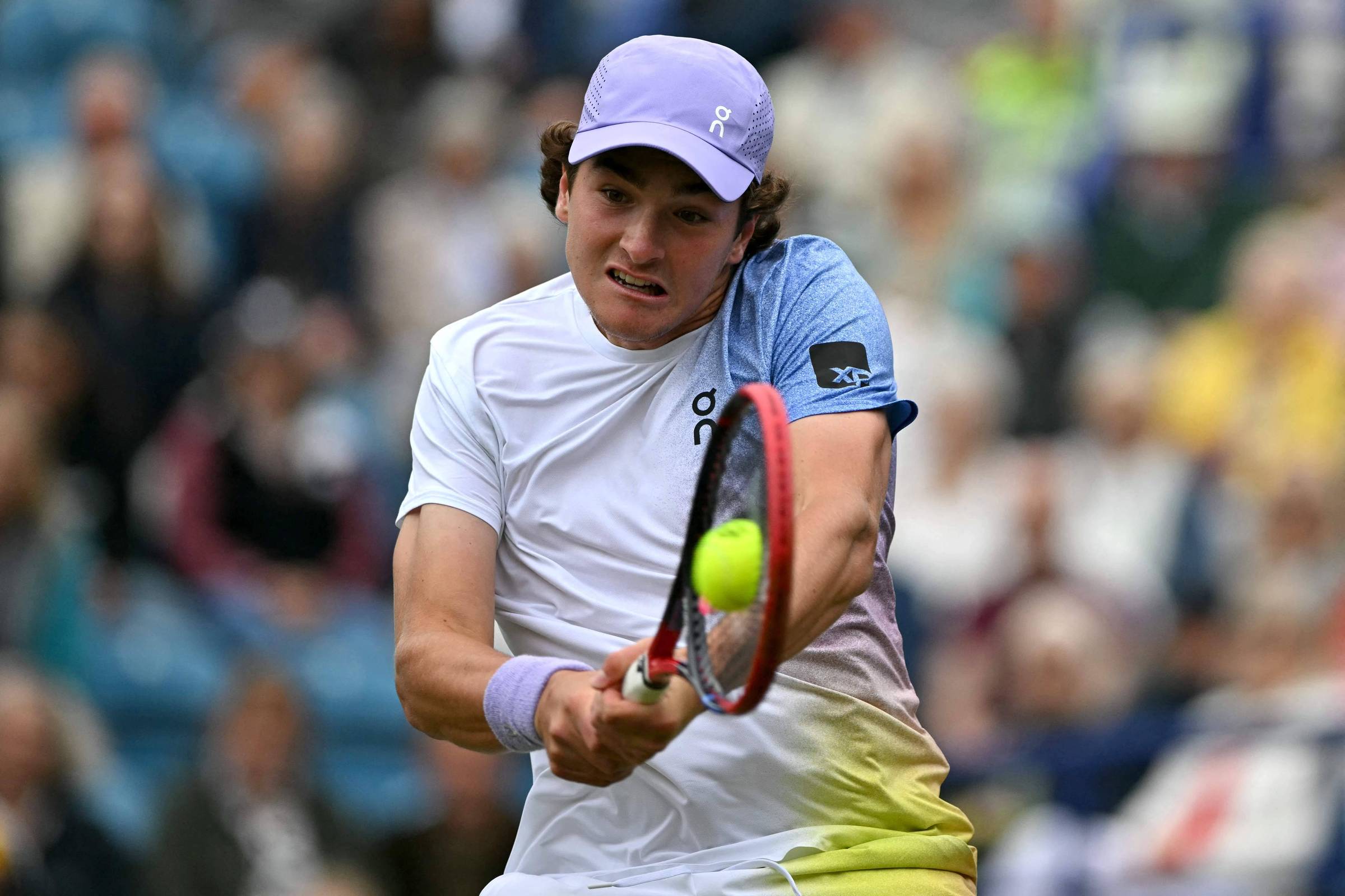 Tenista apaga comentário polêmico nas redes sociais após derrota de João Fonseca João Fonseca durante jogo contra Taylor Fritz em Eastbourne (Foto: Glyn Kirk/AFP)