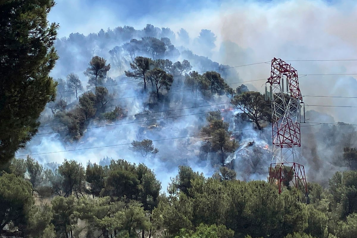 Incêndio em Marselha fecha aeroporto e provoca confinamento de milhares de pessoas Incêndio em Pennes-Mirabeau, perto de Marselha, nesta terça-feira. (Foto: AP)