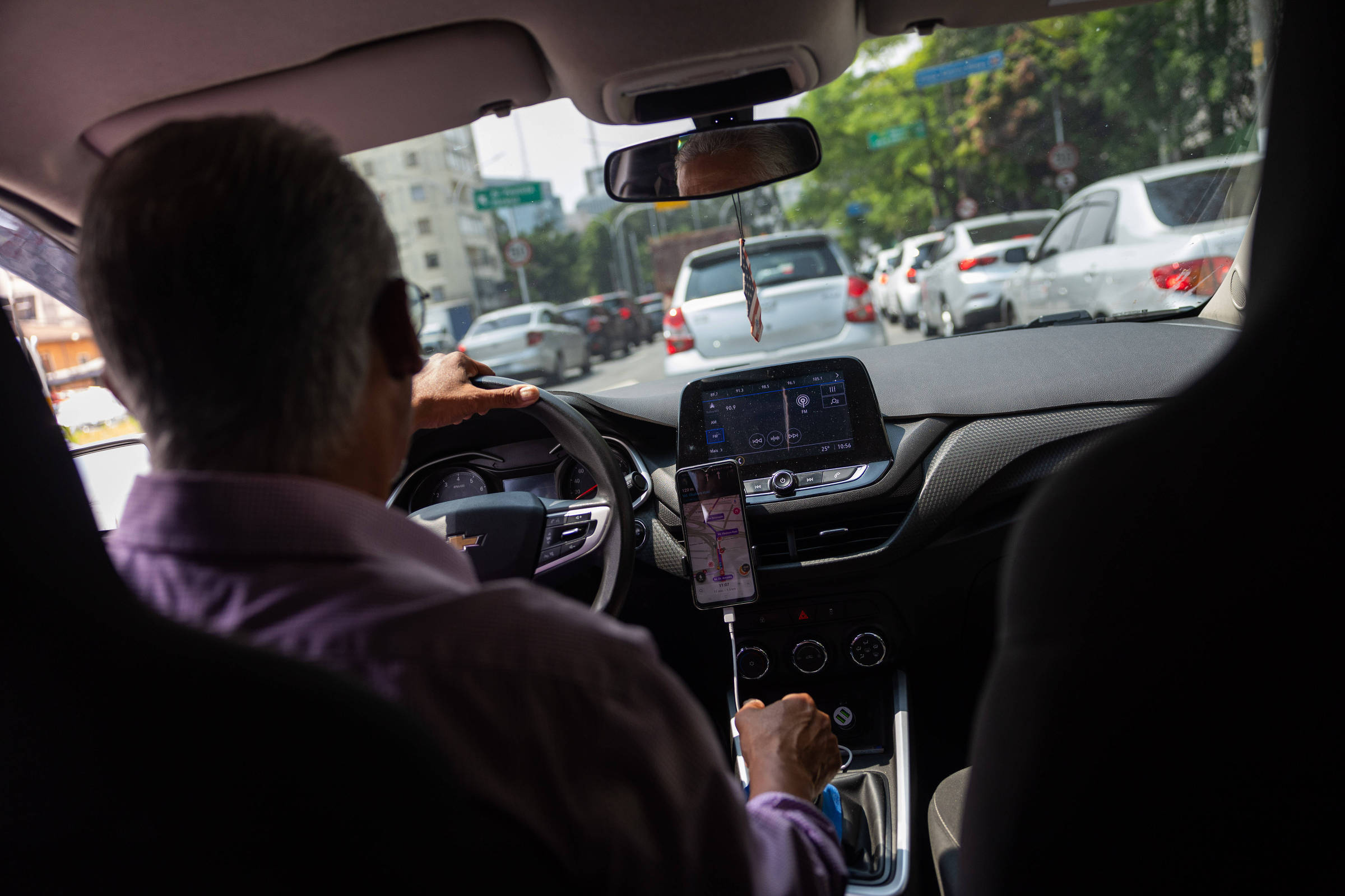 Transporte por aplicativo registra maior inflação em quase três anos, com 44,49% Motorista de aplicativo dirige em São Paulo (Foto: Danilo Verpa - 3.out.23/Folhapress)