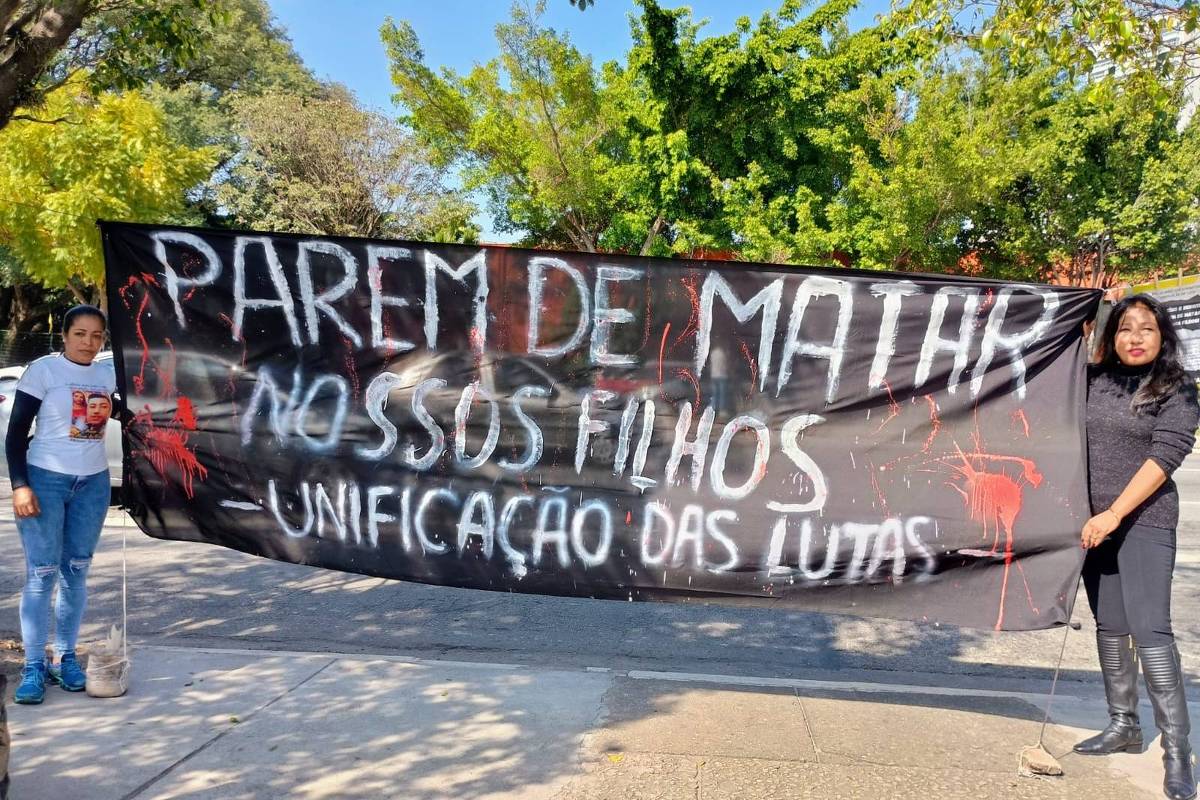 Joice Silva, mãe de Guilherme Guedes, e Silvia Cárdenas, mãe de Marco Aurélio, durante ato em São Paulo (Foto: Paulo Eduardo Dias/Folhapress)