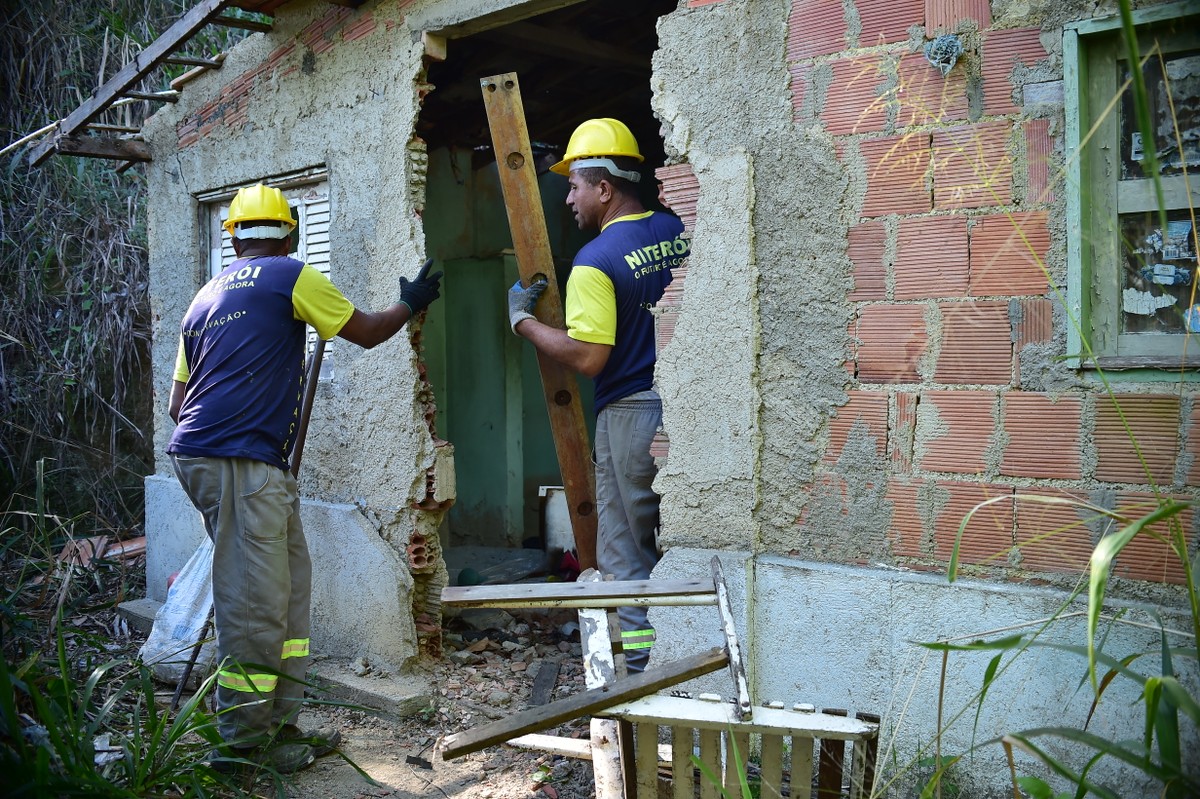 Casa em área de proteção ambiental é demolida em Niterói por MP e prefeitura Operação demole prédios irregulares em Niterói (Foto: Prefeitura de Niterói)