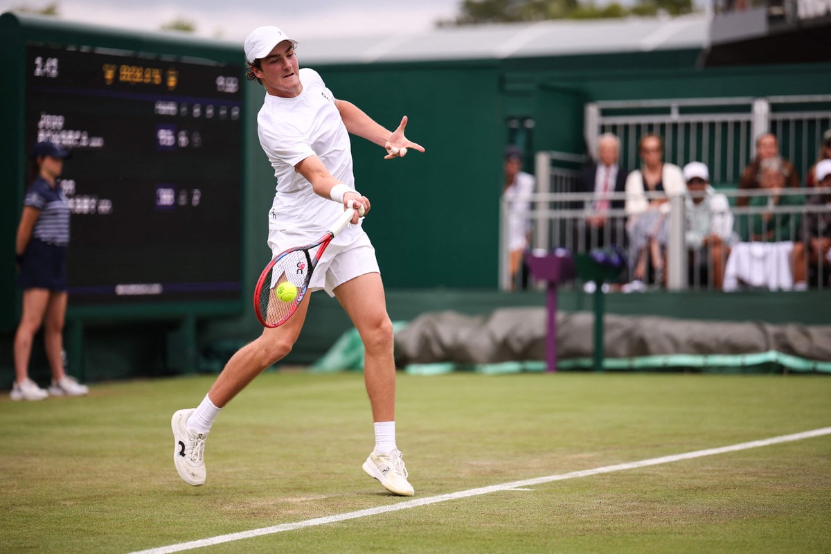 João Fonseca busca se tornar cabeça de chave no Australian Open de 2026 João Fonseca na segunda rodada em Wimbledon (Foto: Henry Nicholls/AFP)