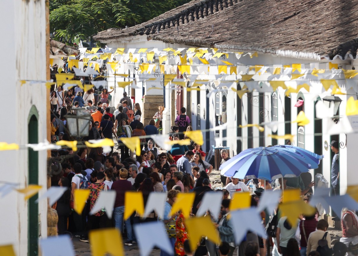 Flip 2025 registra 440 eventos e destaca autora francesa como mais vendida Centro Histórico de Paraty no segundo dia da Flip 2025 — Foto: Márcia Foletto