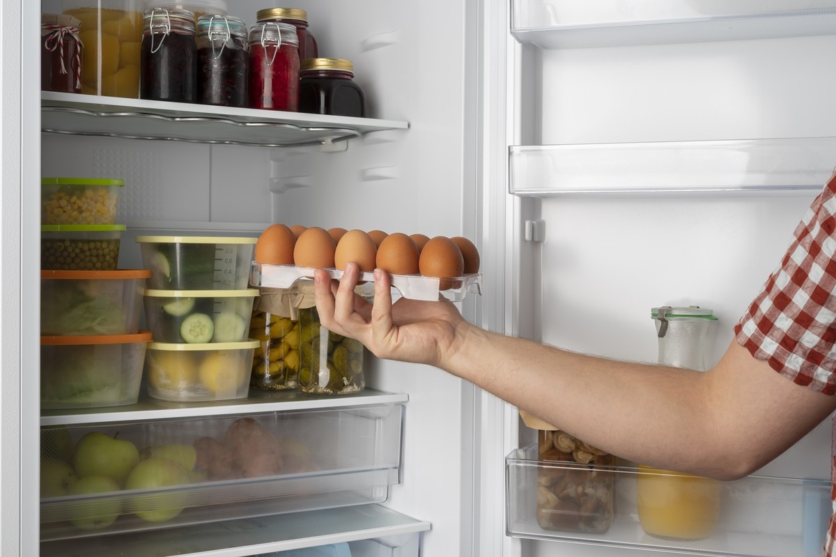 Café, bicarbonato e vinagre: descubra como limpar a geladeira e eliminar odores Alimentos na geladeira (Foto: Freepik)