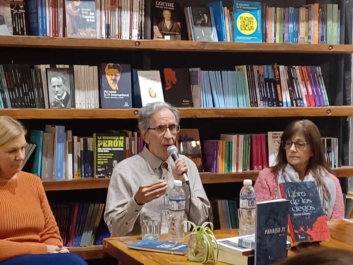 'Livro dos Cegos' de Marcio Salgado é traduzido para o espanhol O escritor e jornalista Marcio Salgado durante lançamento de seu 'Livro dos Cegos', na versão em espanhol, na Argentina (Foto: Divulgação)