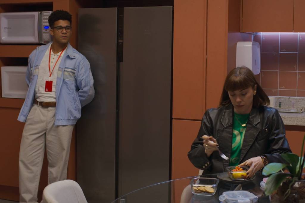 Marmitas se tornam tendência saudável nas redes sociais e na televisão Solange (Alice Wegman) e suas marmitinhas em cena com Sardinha (Lucas Leto) na novela 'Vale Tudo' (Foto: Reprodução/TV Globo)