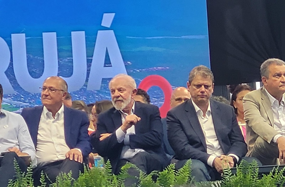 Governo Lula critica gestão Tarcísio por descumprimento de acordos no túnel Santos-Guarujá Lado a lado, Lula e Tarcísio anunciam edital de construção do túnel Santos-Guarujá (Foto: Samuel)