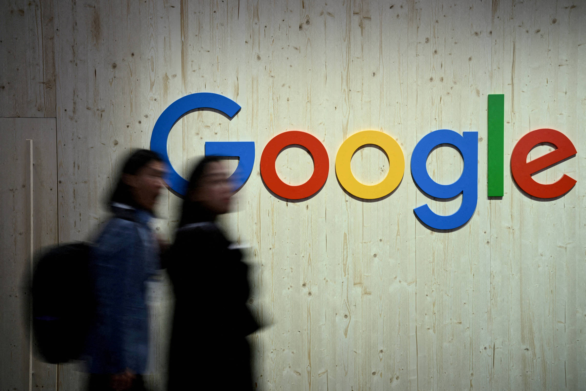 Google integra Conar e se torna pioneira entre as big techs na autorregulação publicitária Pessoas caminham em frente a logotipo do Google em feira comercial em Hannover, na Alemanha. (Foto: Annegret Hilse/REUTERS)