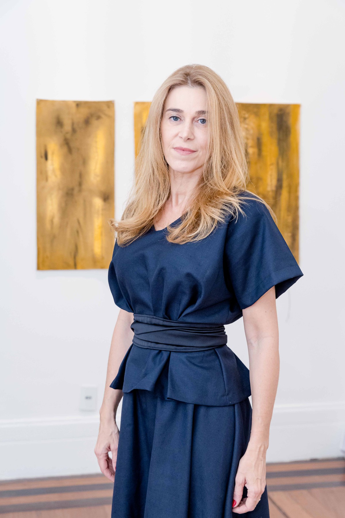 Flavia Fabbriziani exibe abstrações inspiradas na natureza em Ipanema Flavia Fabbriziani e algumas das 31 obras inédidas da mostra (Foto: Divulgação/Miguel Sá)