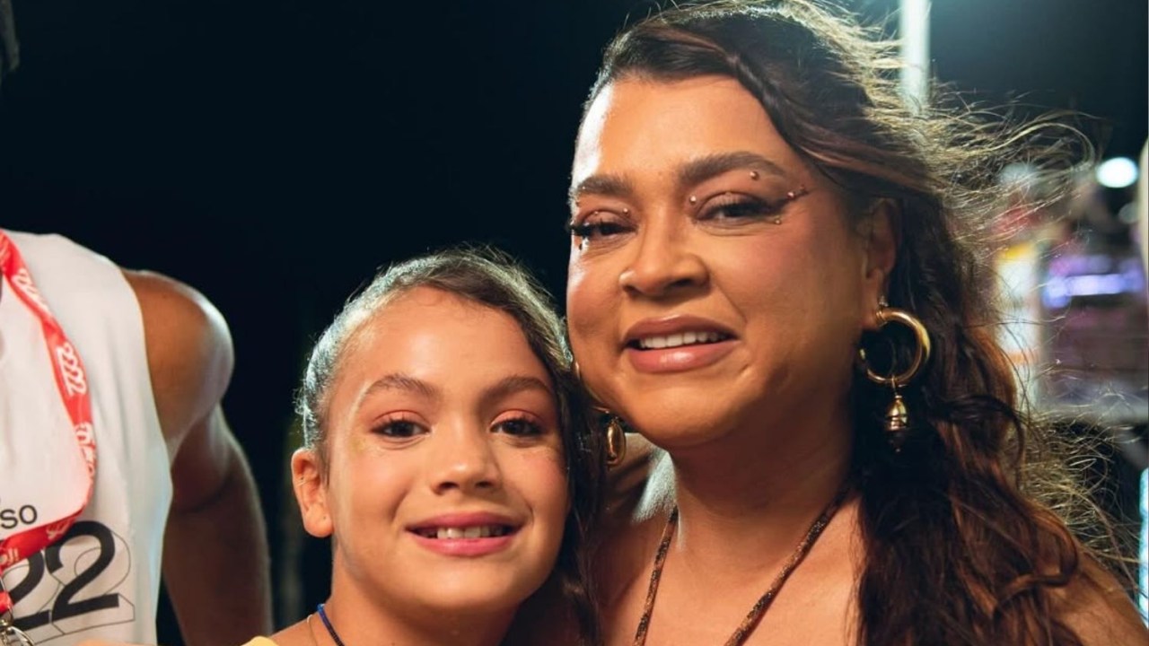 Preta Gil lança autobiografia como legado para a neta de 9 anos Sol de Maria e Preta Gil durante o Carnaval de 2025 (Foto: Reprodução)