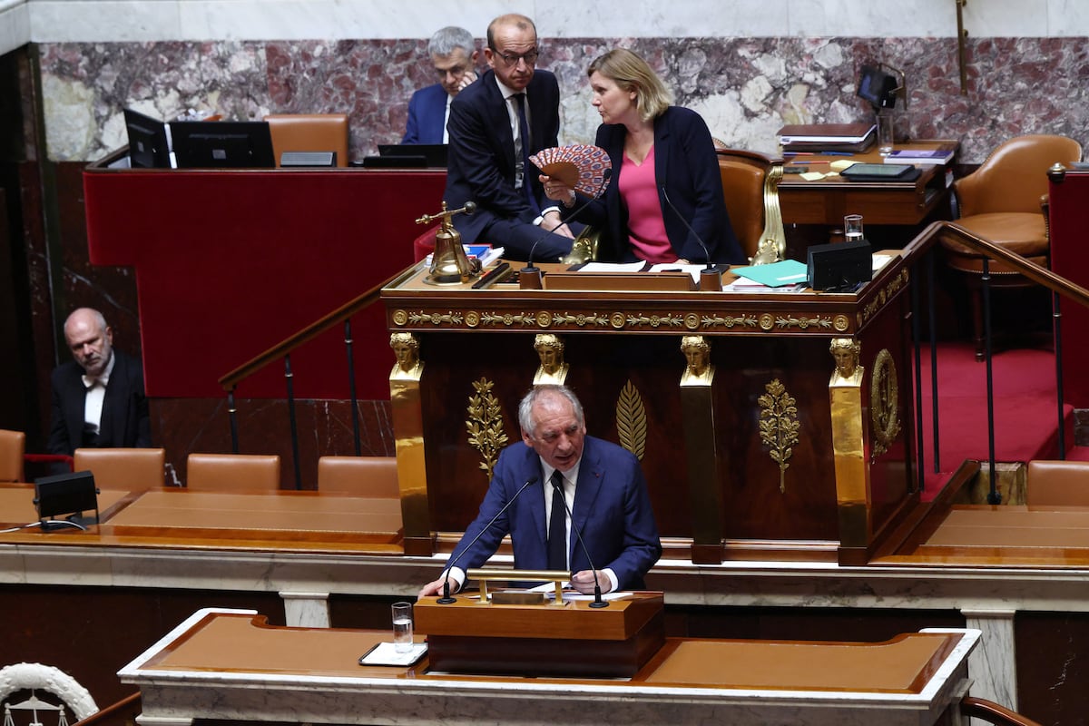 França enfrenta oitava mocão de censura em apenas seis meses de governo O primeiro-ministro francês, François Bayrou, nesta terça-feira durante o debate da moção contra seu Governo na Assembleia Nacional, em Paris. (Foto: Tom Nicholson/REUTERS)