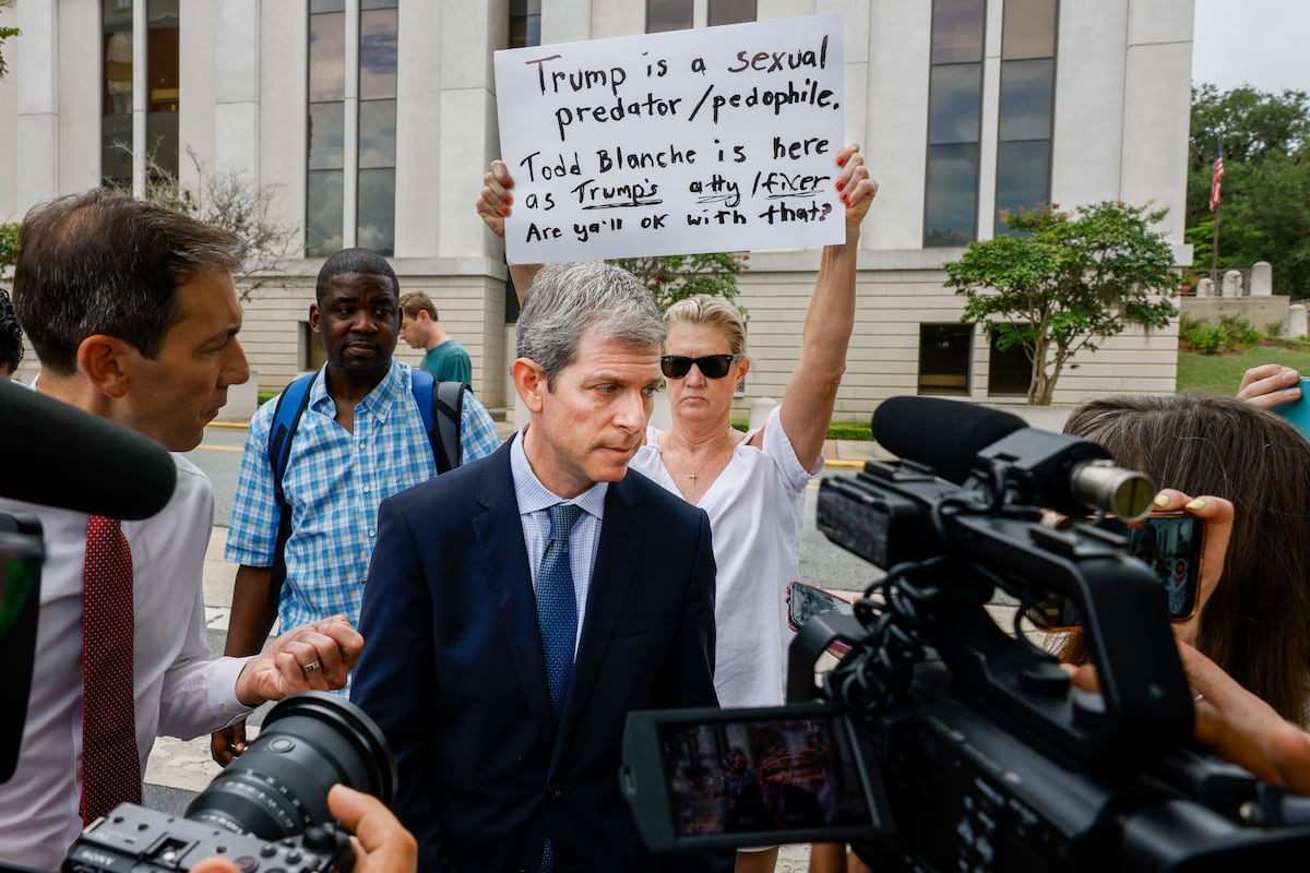 Trump nega ter recebido informações sobre lista de Epstein e avalia perdão a Maxwell David Oscar Markus, advogado de Ghislaine Maxwell, fala com a imprensa em Tallahassee, Florida, este sexta-feira. (Foto: Colin Hackley/AP)