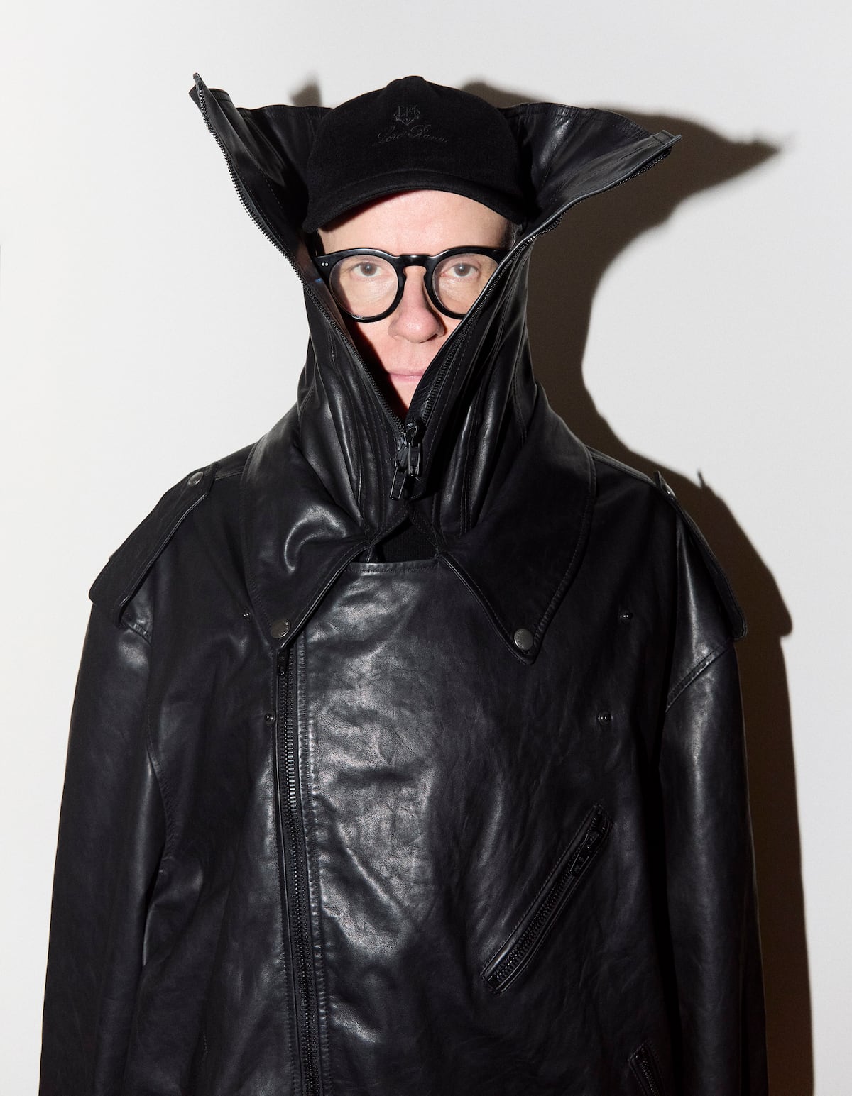 Hans Ulrich Obrist relembra sua primeira exposição que atraiu 29 visitantes Hans Ulrich posa para a Icon com jaqueta de couro Balenciaga. (Foto: Antonio Macarro)