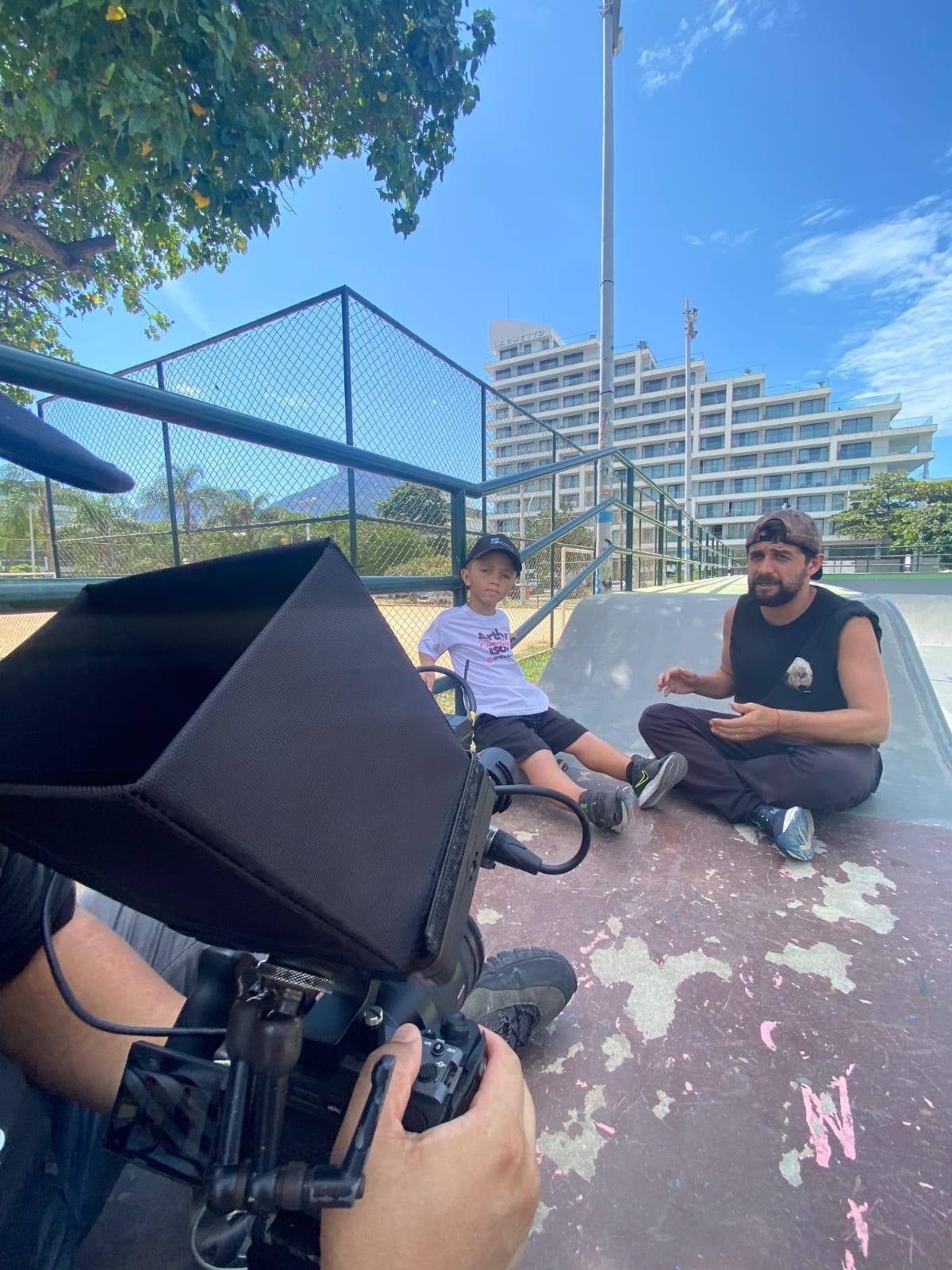 Rafael Cabral dirige clipe da música-tema do projeto Embaixadores da Alegria Rafael Cabral e o paratleta Arthur Isaac (Foto: Divulgação)