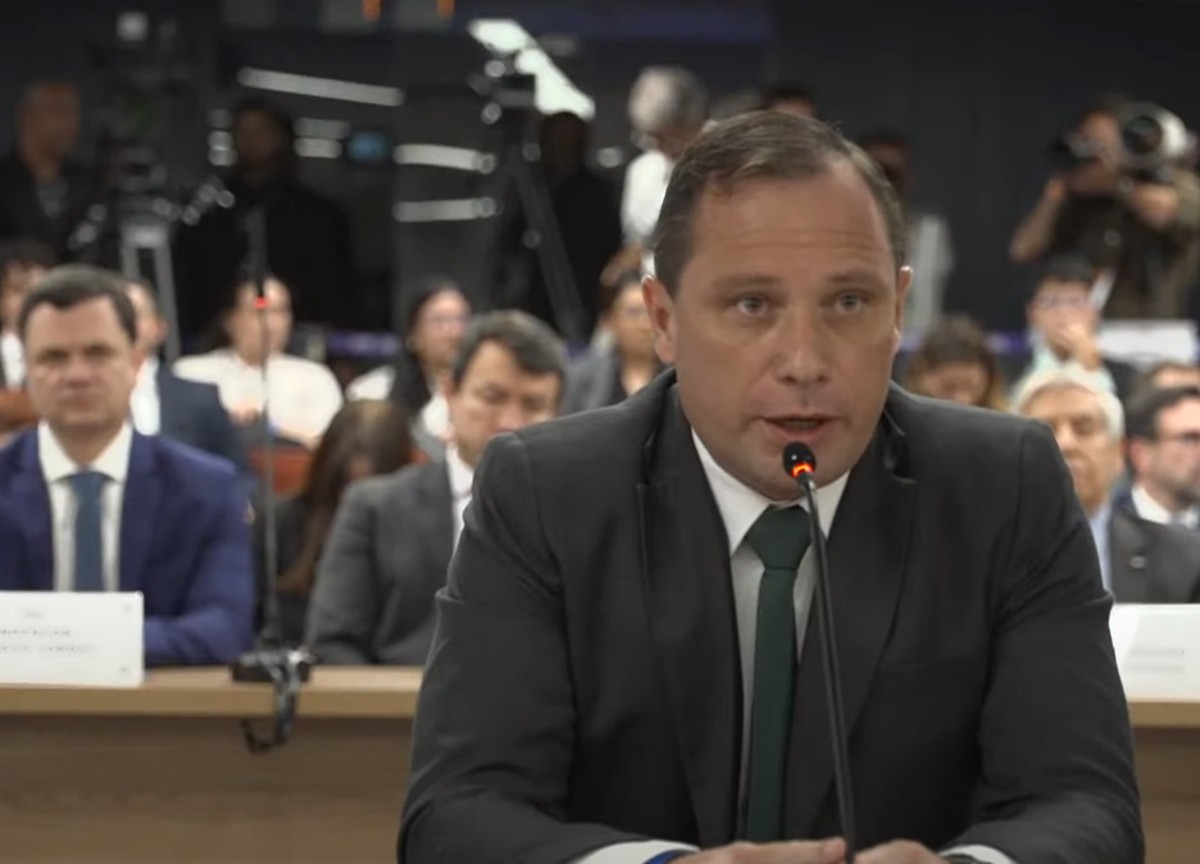 Mauro Cid é o primeiro réu a prestar depoimento em ação penal de trama golpista no STF (Foto: Reprodução / TV Justiça)