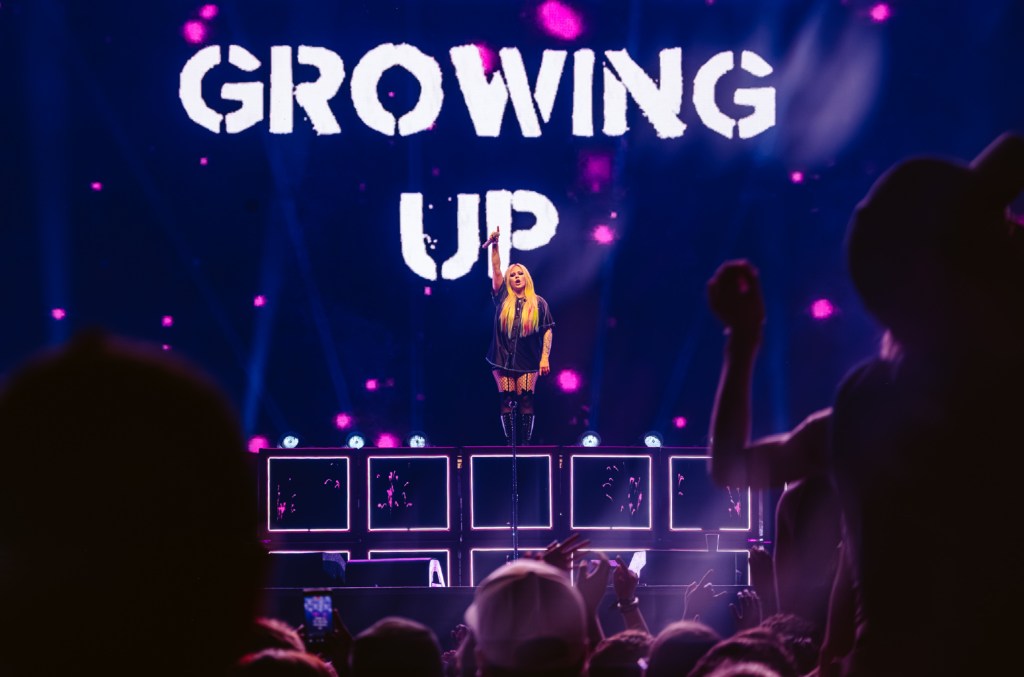 Avril Lavigne e Simple Plan fazem versão de 'All The Small Things' em festival canadense O pop-punk está em alta. Avril Lavigne e Simple Plan se uniram para celebrar uma de suas influências, blink-182, no Festival d'été de Québec. (Foto: Reprodução)