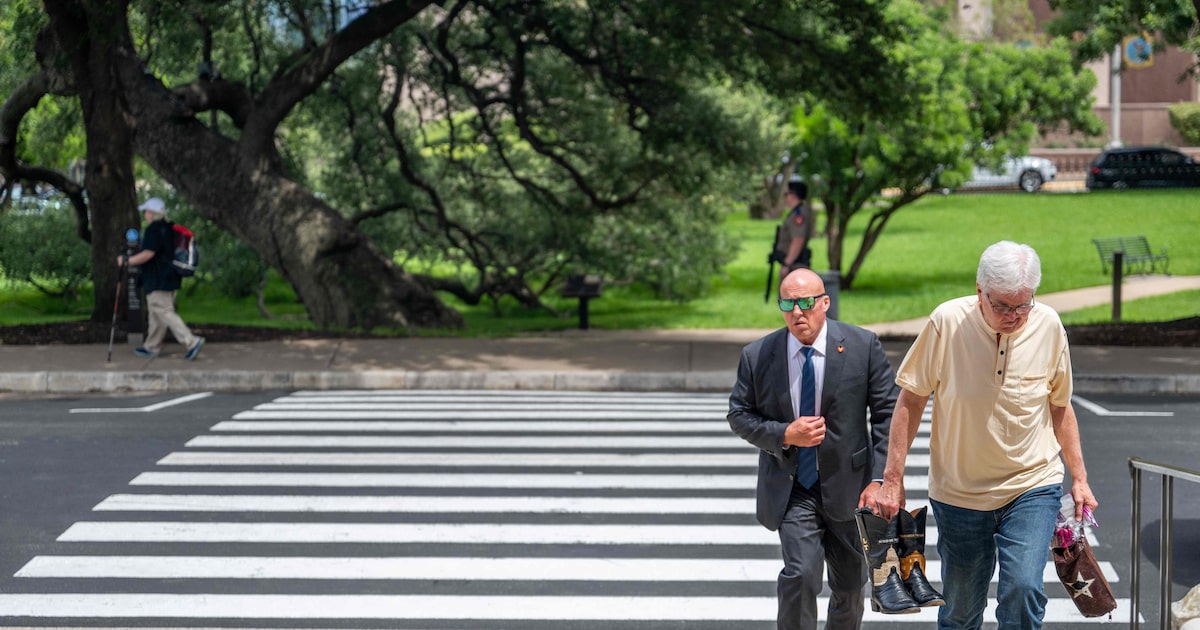 Vice-governador do Texas Dan Patrick entra no Capitólio antes de uma reunião do Comitê da Câmara Estadual em imagem desta segunda-feira, 4, em Austin, Texas (Foto: Brandon Bell/AFP)