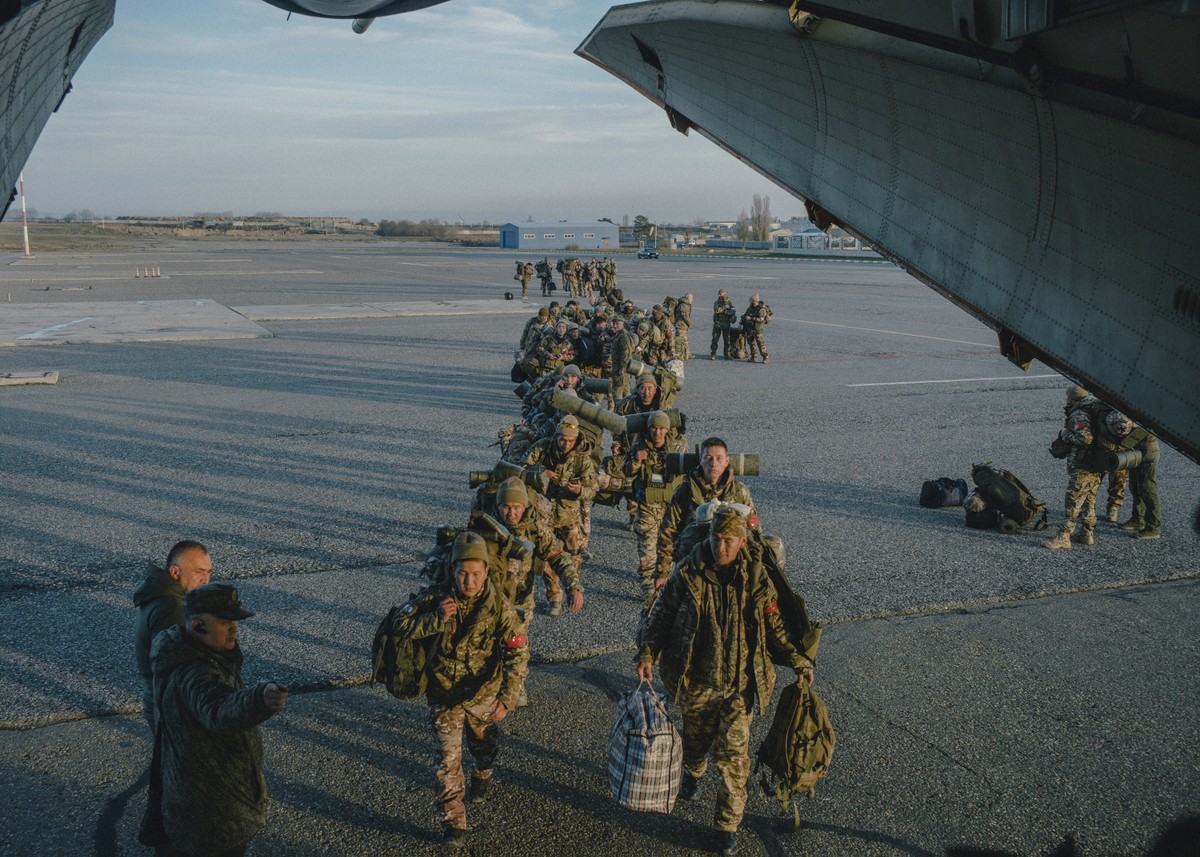Rússia mobiliza 110 mil soldados para nova ofensiva, alerta Kiev Soldados russos embarcam em aeronave militar no aeroporto de Grozny (Foto: Nanna Heitmann/The New York Times)