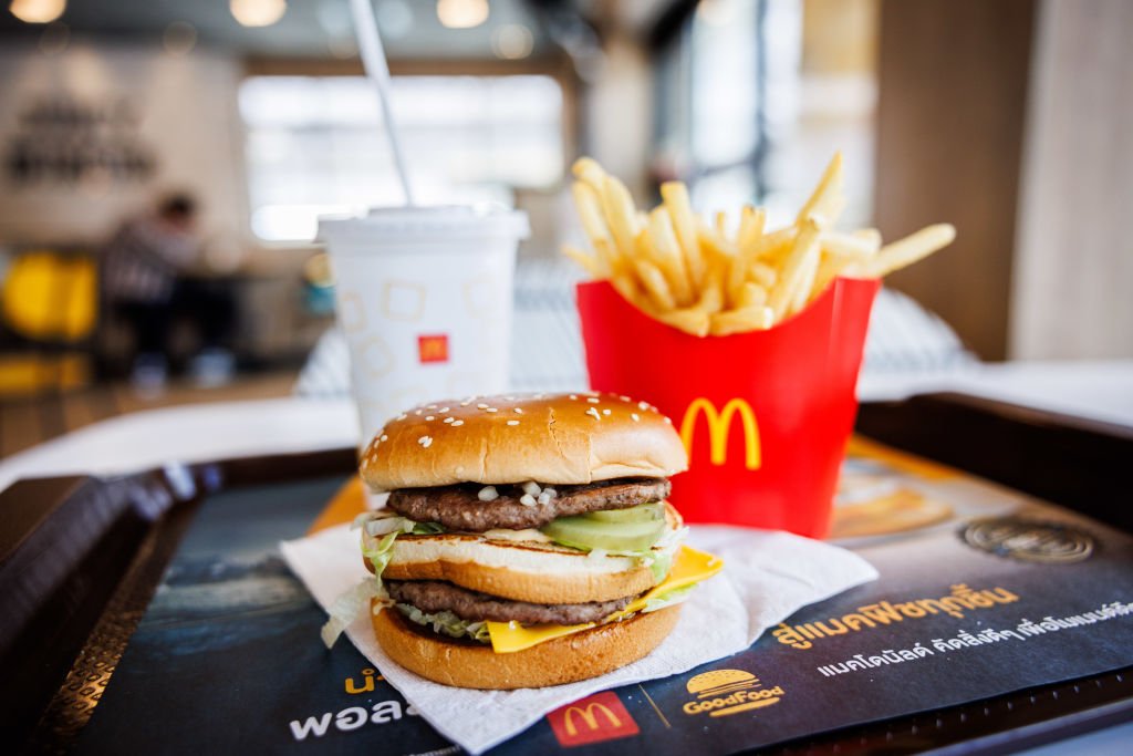 McDonald's busca estratégias para recuperar clientes após aumento de preços nos EUA Combos de US$ 5 e menu de US$ 3 são aposta para atrair clientes de volta (Foto: Lauren DeCicca / Correspondente autônomo/Getty Images)