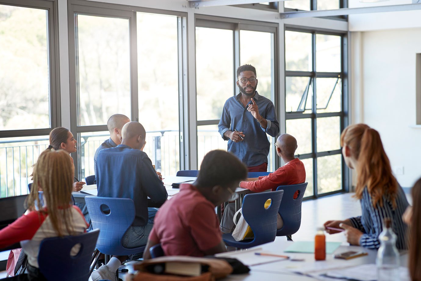 CEOs disruptivos adotam inteligência coletiva e transformam estruturas hierárquicas Gestão do futuro: empresas como Netflix e Tesla adotam decisões descentralizadas e adaptáveis. (Foto: Klaus Vedfelt/Getty Images)