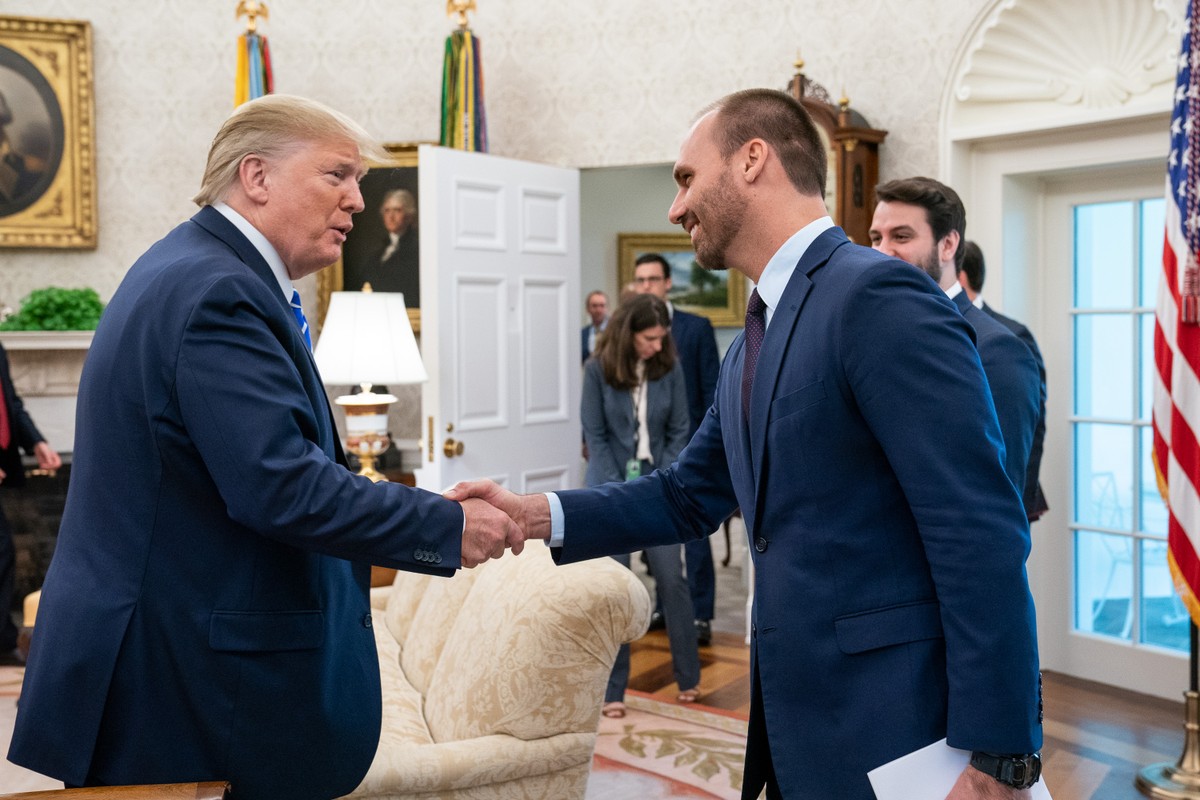 O presidente dos Estados Unidos, Donald Trump, cumprimenta o deputado federal Eduardo Bolsonaro durante visita à Casa Branca em agosto de 2019, ainda no primeiro mandato do republicano (2017-2021) (Foto: Joyce N. Boghosian/Casa Branca)