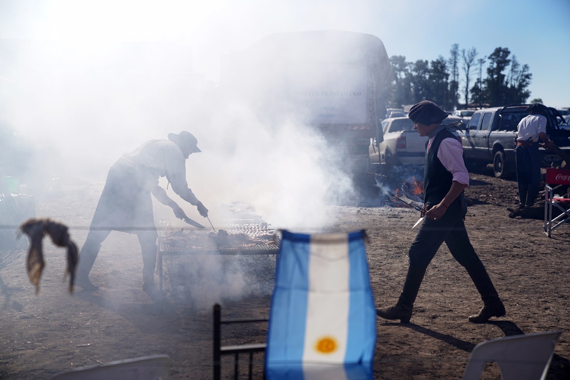 Trabalhadores preparam um churrasco tradicional em Armstrong, Santa Fé, Argentina. (Foto: Bloomberg)