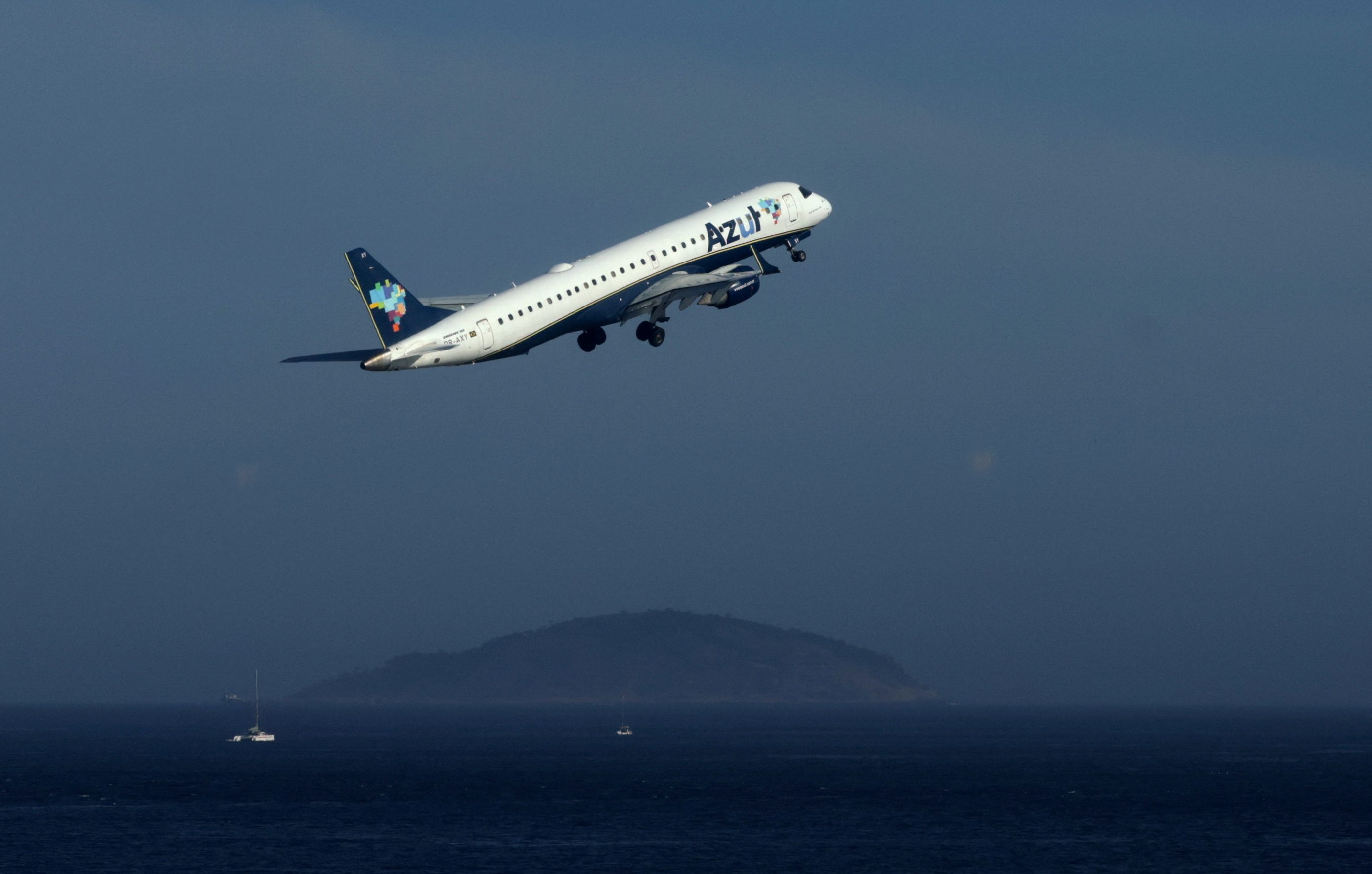 Avião da Azul decola do aeroporto Santos Dumont, no Rio de Janeiro (Foto: REUTERS/Ricardo Moraes)
