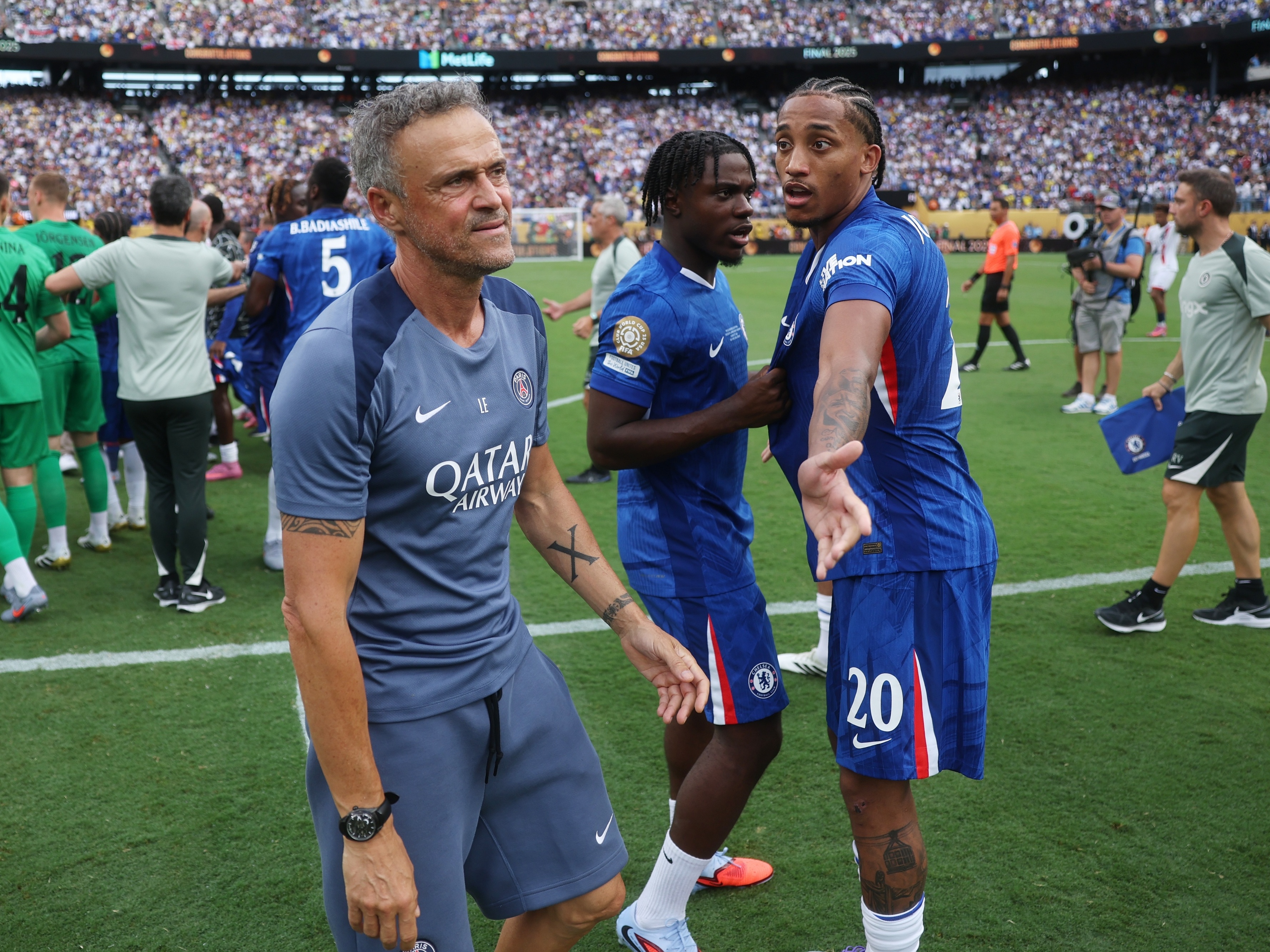 Luis Enrique e João Pedro se desentendem após apito final de Chelsea 3x0 PSG (Foto: Michael Regan - FIFA/FIFA via Getty Images)