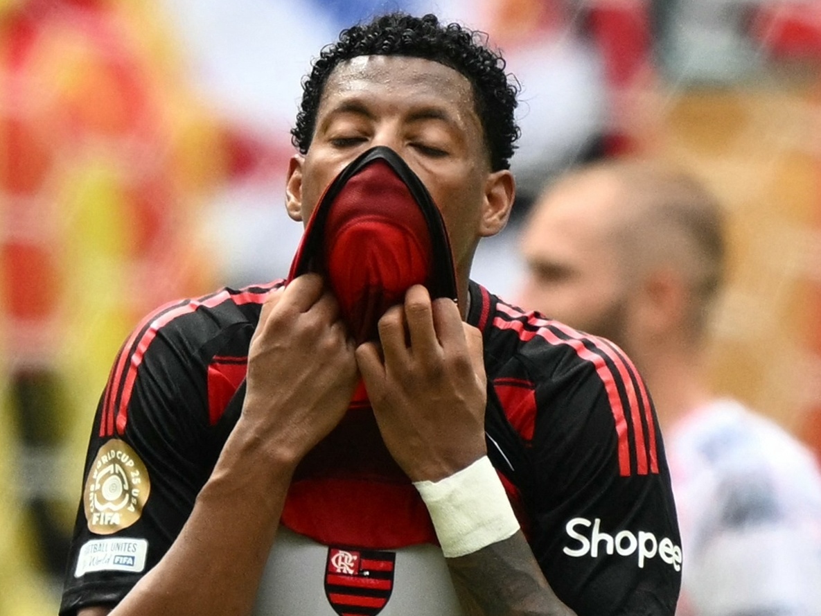 Fluminense aprende lição com Fla x Bayern, afirma Renato: 'Tá vendo?' Plata se lamenta durante jogo entre Flamengo e Bayern de Munique no Mundial (Foto: CHANDAN KHANNA/AFP)
