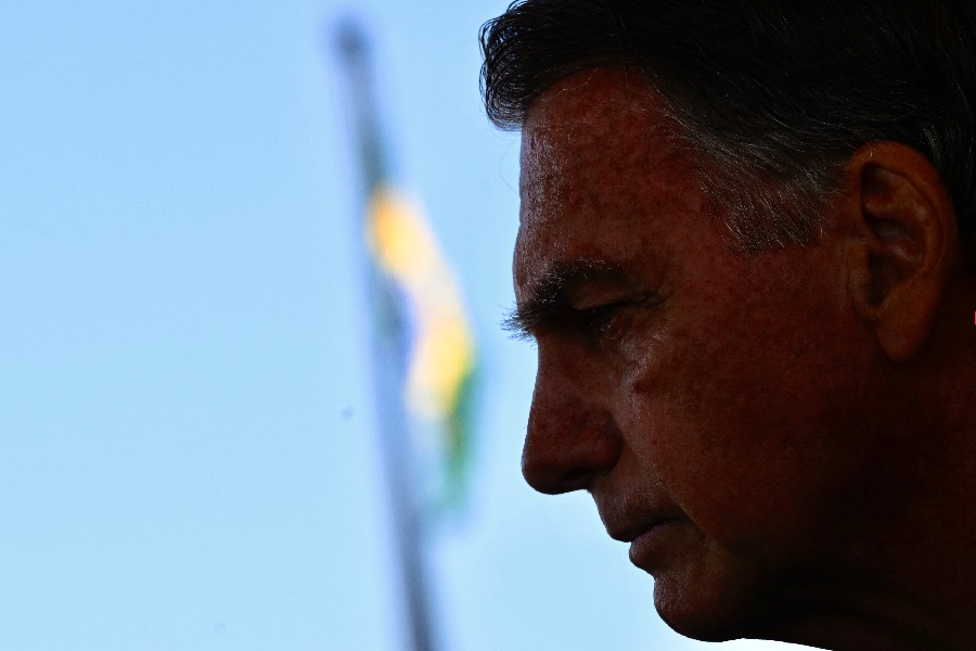 O ex-presidente Jair Bolsonaro foi ordenado à prisão domiciliar na noite de segunda-feira, 4, por descumprir medidas cautelares impostas pelo STF (Foto: Mateus Bonomi/AFP)