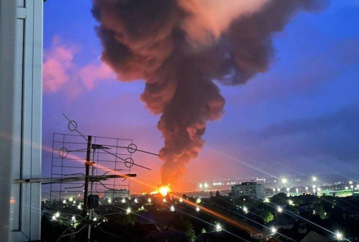 Rússia realiza apagões diários na internet móvel para barrar drones ucranianos Incêndio em refinaria de petróleo em Azov, na Rússia, após ataque de drone (Foto: Reprodução / redes sociais)