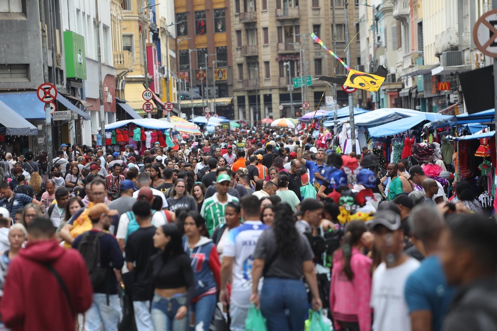 Trump investiga comércio na Rua 25 de Março e gera reações de lojistas e autoridades Consumidores na Rua 25 de Março, Centro de SP, em imagem em dezembro de 2023 (Foto: Renato S. Cerqueira/Futura Press/Estadão Conteúdo)