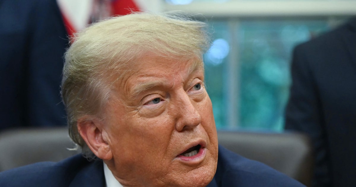 Donald Trump discursa durante reunião com os chanceleres da República Democrática do Congo e de Ruanda, no Salão Oval da Casa Branca, nesta sexta-feira, 27 (Foto: Andrew Caballero-reynolds/AFP)