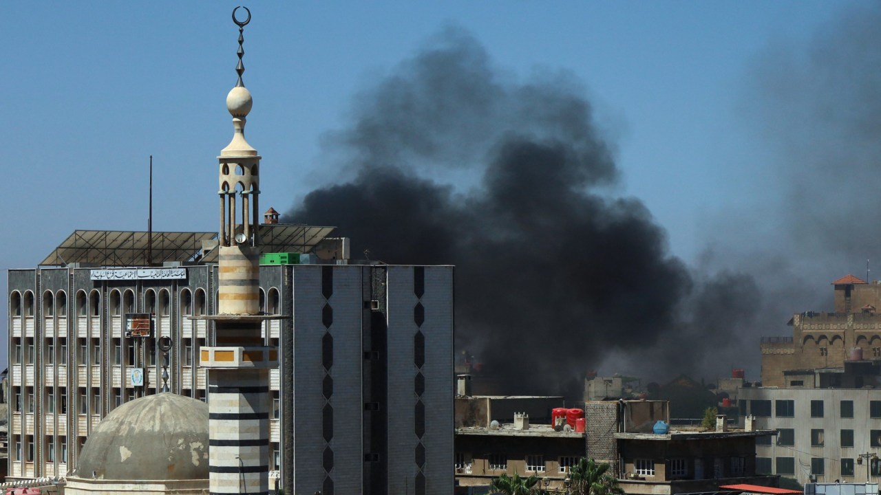 Conflito entre Israel e Síria intensifica tensões no Oriente Médio Fumaça na cidade de Sweida, na Síria, após confronto entre tribos beduínas e milícias drusas (Foto: Shadi AL-DUBAISI/AFP)