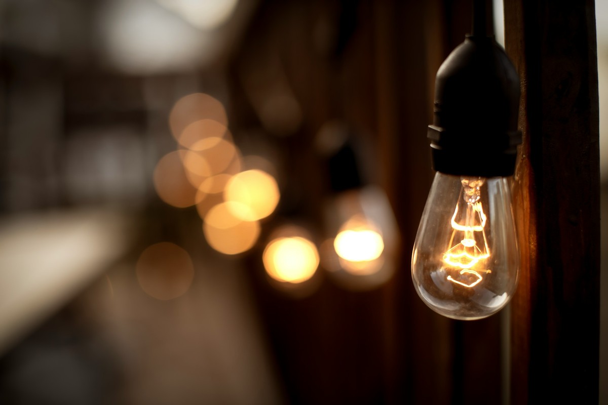 Se todos no mundo acendessem as luzes ao mesmo tempo, o que aconteceria? (Foto: Unsplash)