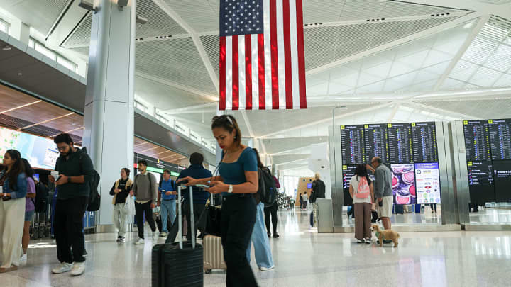 Companhias aéreas apresentam resultados a investidores após feriado de 4 de julho mais barato Pessoas se movem pelo Aeroporto Internacional de Newark Liberty após uma coletiva de imprensa do Secretário de Transporte Sean Duffy no aeroporto, onde ele anunciou a reabertura de uma pista principal do aeroporto, quase duas semanas antes do previsto, em 2 de junho de 2025, em Newark, Nova Jersey. (Foto: Spencer Platt | Getty Images)
