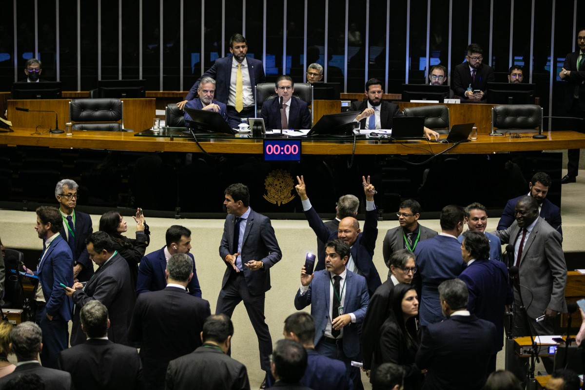 PSOL aciona Supremo para contestar revogação do decreto do IOF Votação na Câmara da proposta que suspendeu aumento de IOF. Na foto: Deputados da Direita comemorando votação. (Foto: Brenno Carvalho / Agência O Globo)