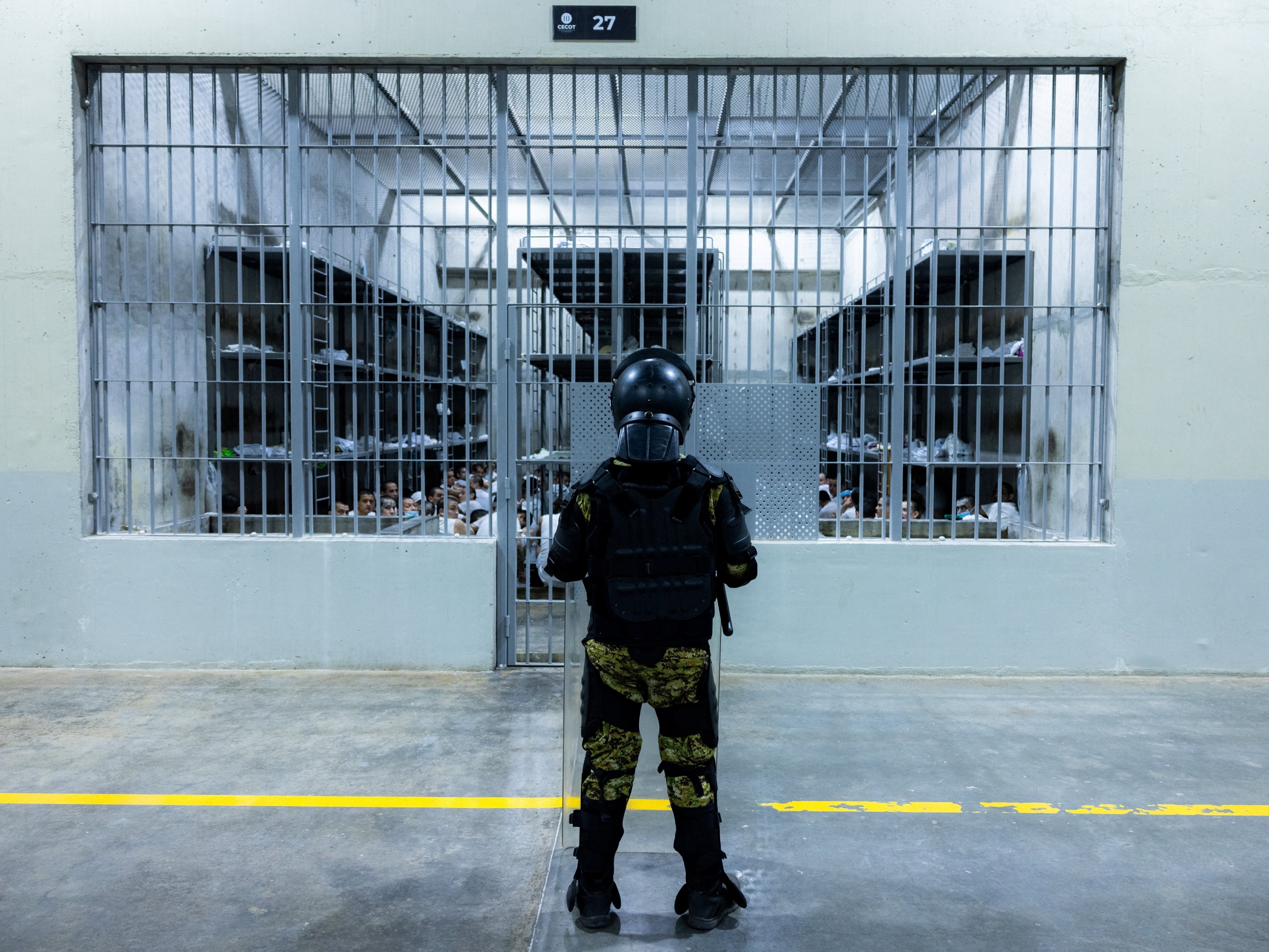 Gangue venezuelana lucra milhões com lavagem de dinheiro em criptomoedas Soldado vigia membros da gangue Tren de Araqua em prisão de El Salvador (Foto: Secretaria de Imprensa da Presidência/REUTERS)