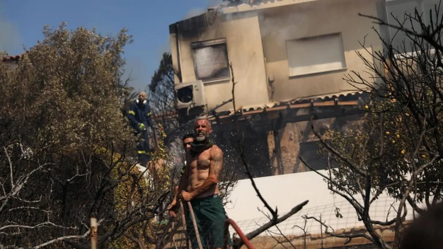 Incêndios devastam casas na Grécia enquanto fogo avança por cidades costeiras O fogo se espalhou por áreas povoadas, destruindo várias casas na costa (Foto: EPA)