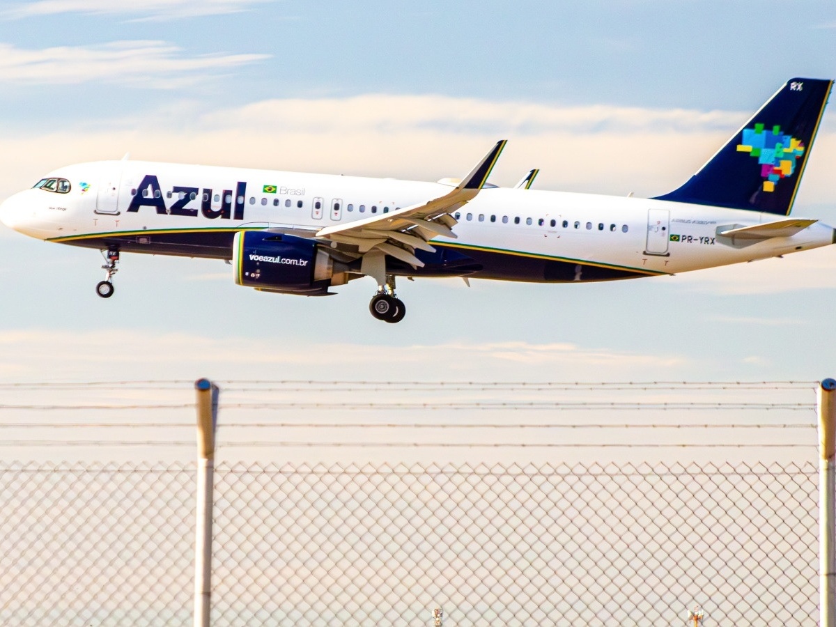 Avião decola de São Paulo, enfrenta despressurização e aterrissa no Rio de Janeiro Avião Airbus da Azul (Foto: Alexandre Saconi/UOL)