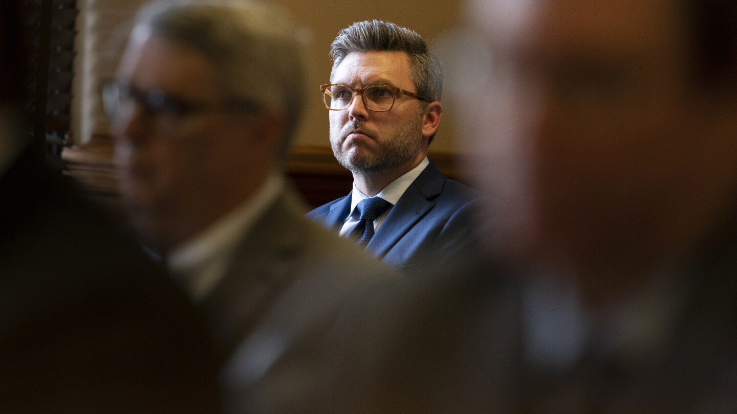 O pai da Covenant School, Brent Leatherwood, ao centro, ouve durante uma audiência de status na corte da Chanceler I'Ashea L. Myles envolvendo a liberação de registros relacionados ao tiroteio na escola em março, 22 de maio de 2023, em Nashville, Tenn. (Foto: AP Photo/George Walker IV, File)