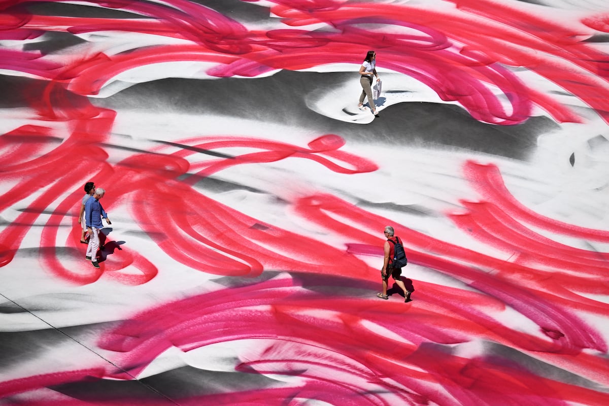 A obra de arte ‘CHOIR’ (2025), de Katharina Grosse, na edição de este ano de Art Basel. (Foto: Harold Cunningham/Getty Images)