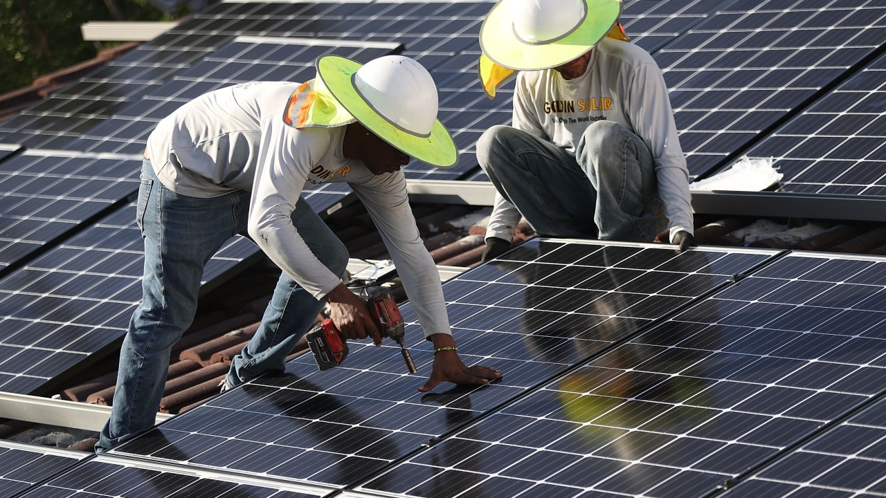 Relatórios de sustentabilidade se tornam diferencial competitivo, aponta pesquisa Trabalhadores instalam painel solar em Palmetto Bay, na Flórida: expansão sem precedentes do setor (Foto: Getty/Getty Images)